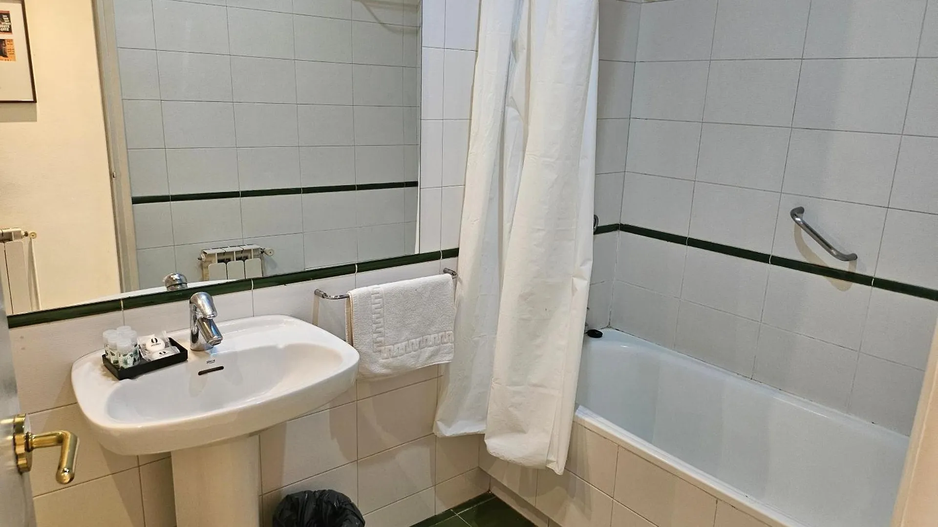 Apartaments Sant Jordi Girona 97 Barcellona 0*,